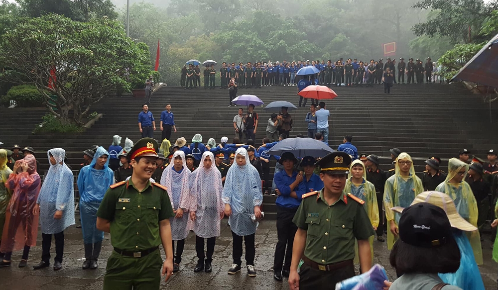 cam dong hinh anh ao uot dam nuoc mua cua luc luong an ninh ngay gio to