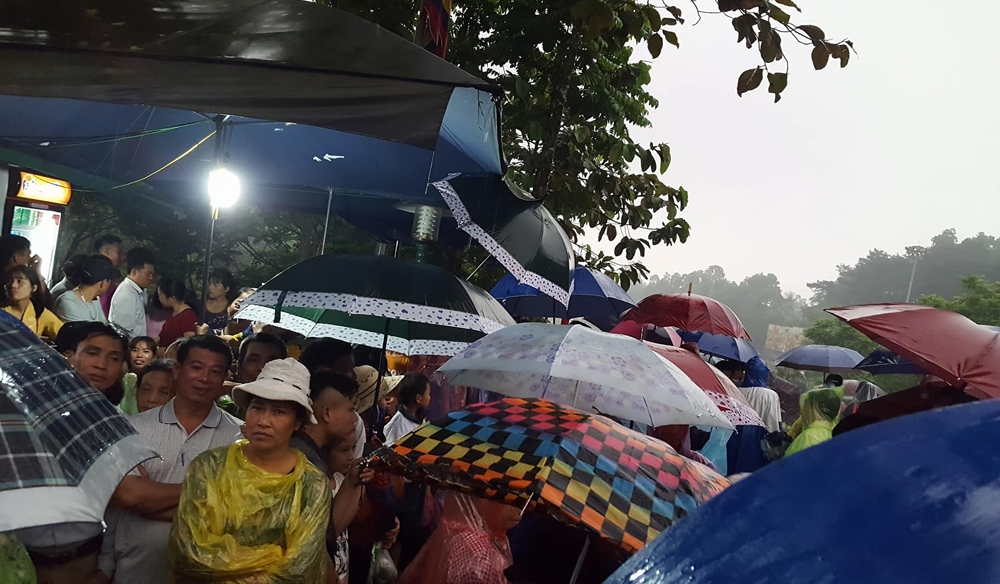 cam dong hinh anh ao uot dam nuoc mua cua luc luong an ninh ngay gio to