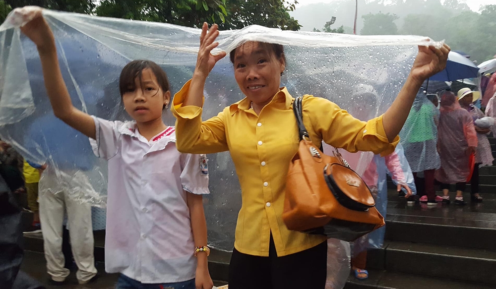 cam dong hinh anh ao uot dam nuoc mua cua luc luong an ninh ngay gio to