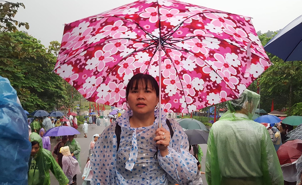cam dong hinh anh ao uot dam nuoc mua cua luc luong an ninh ngay gio to