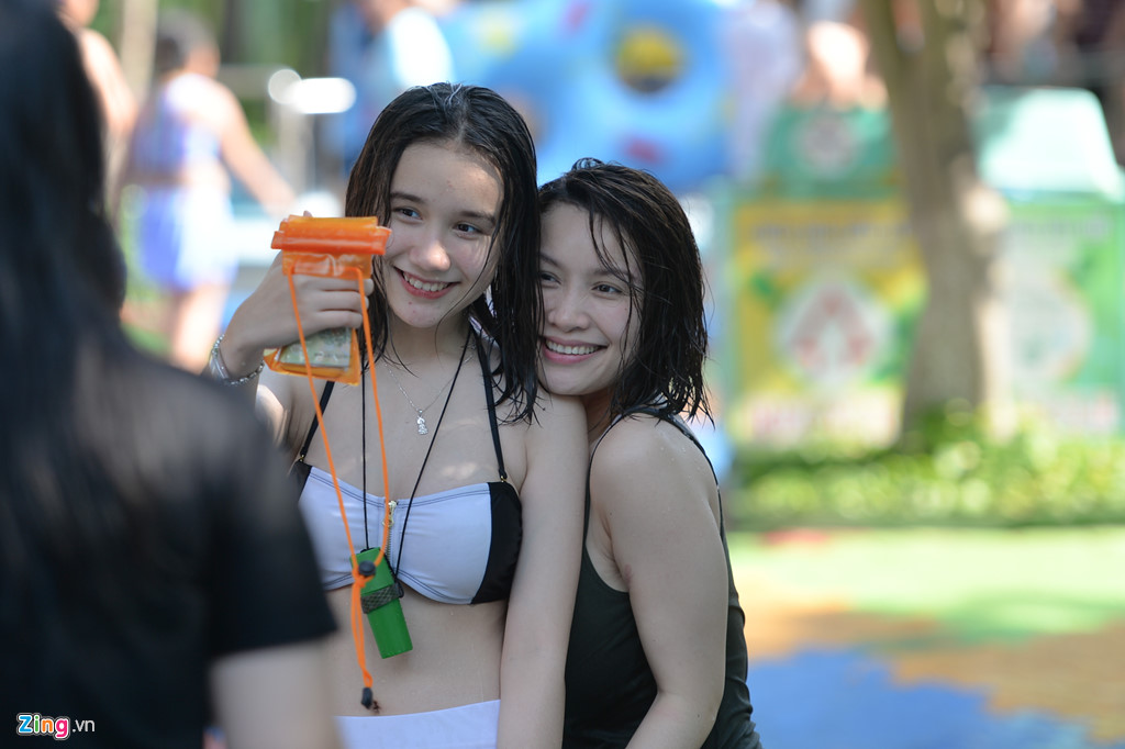nguoi sai gon do ve cong vien nuoc tron nong ngay gio to