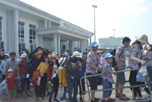 hon 2500 ngan khach du lich ra dao ly son ngay dau ky nghi le 304