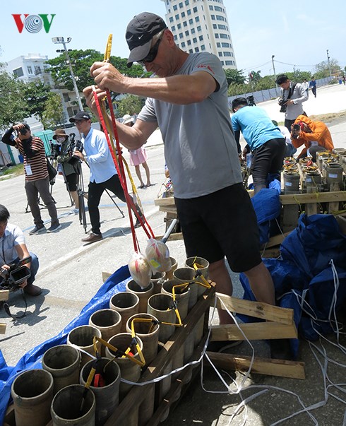 hai doi phao hoa viet nam ba lan san sang thap sang bau troi da nang