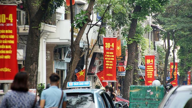 Phố phường Hà Nội rực rỡ cờ đỏ sao vàng mừng ngày thống nhất pho phuong ha noi ruc ro co do sao vang mung ngay thong nhat