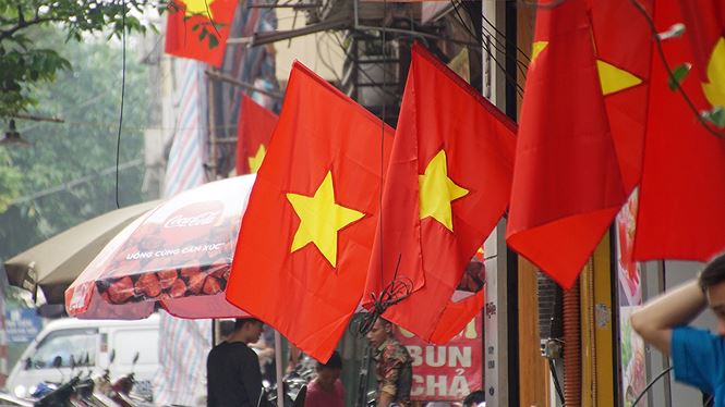 Phố phường Hà Nội rực rỡ cờ đỏ sao vàng mừng ngày thống nhất pho phuong ha noi ruc ro co do sao vang mung ngay thong nhat