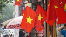 Phố phường Hà Nội rực rỡ cờ đỏ sao vàng mừng ngày thống nhất