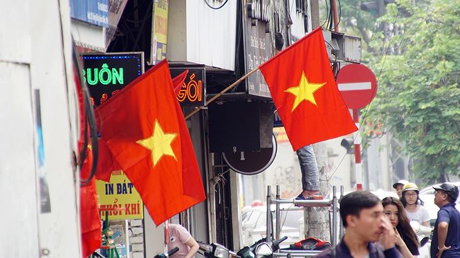 Phố phường Hà Nội rực rỡ cờ đỏ sao vàng mừng ngày thống nhất pho phuong ha noi ruc ro co do sao vang mung ngay thong nhat