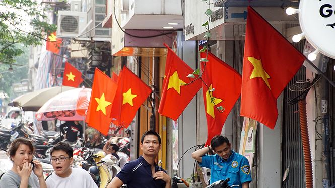 Phố phường Hà Nội rực rỡ cờ đỏ sao vàng mừng ngày thống nhất pho phuong ha noi ruc ro co do sao vang mung ngay thong nhat