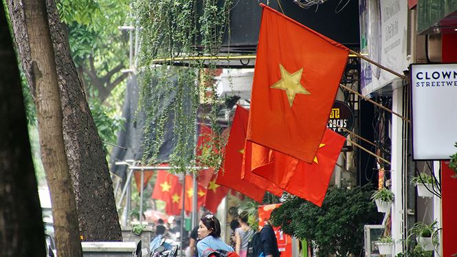 Phố phường Hà Nội rực rỡ cờ đỏ sao vàng mừng ngày thống nhất pho phuong ha noi ruc ro co do sao vang mung ngay thong nhat