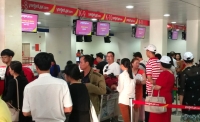 nu hanh khach mang so ngoai te lon qua tan son nhat
