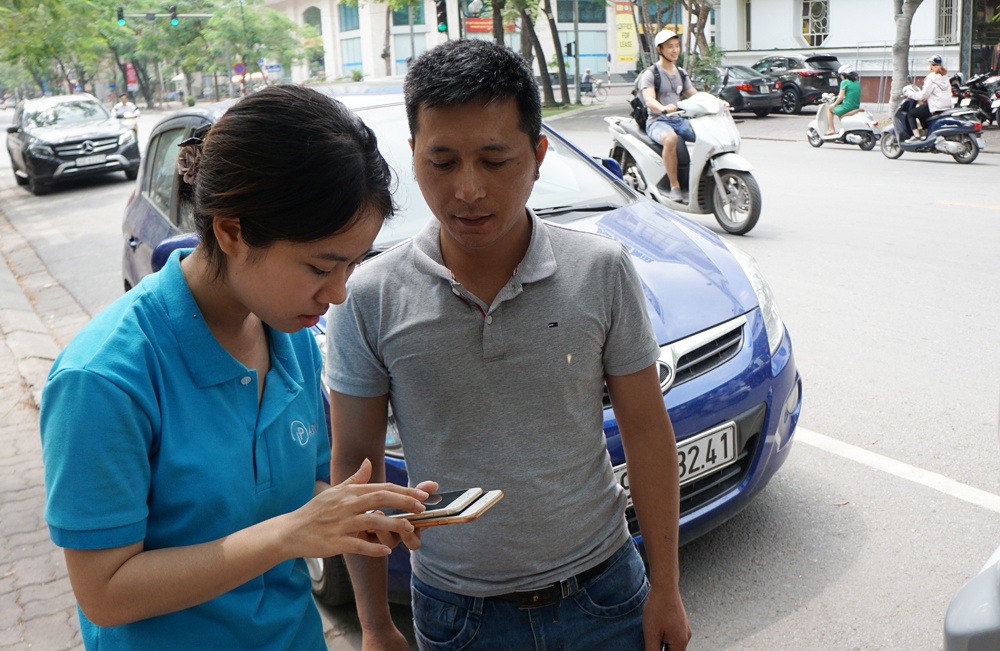 trong xe thong minh o ha noi nhieu nguoi muon thanh toan tien mat