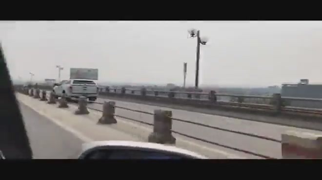 xu ly xe bien xanh chay lan xe may tren cau thanh tri
