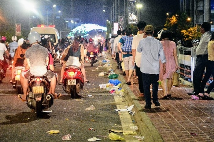 duong pho da nang nhech nhac ngap tran rac thai sau le hoi phao hoa