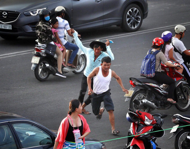 Nhân viên bãi giữ xe rượt đánh du khách nhan vien bai giu xe ruot danh du khach