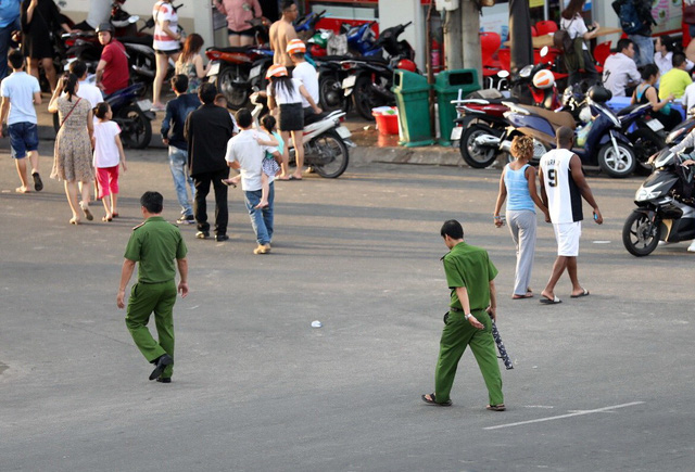 Nhân viên bãi giữ xe rượt đánh du khách nhan vien bai giu xe ruot danh du khach