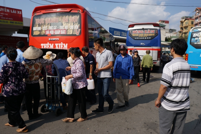 khon kho vi ben xe o ha noi nong ham hap ngay cuoi nghi le