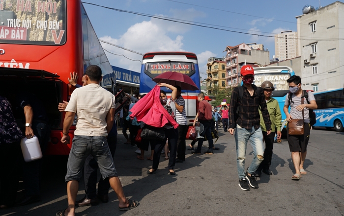khon kho vi ben xe o ha noi nong ham hap ngay cuoi nghi le