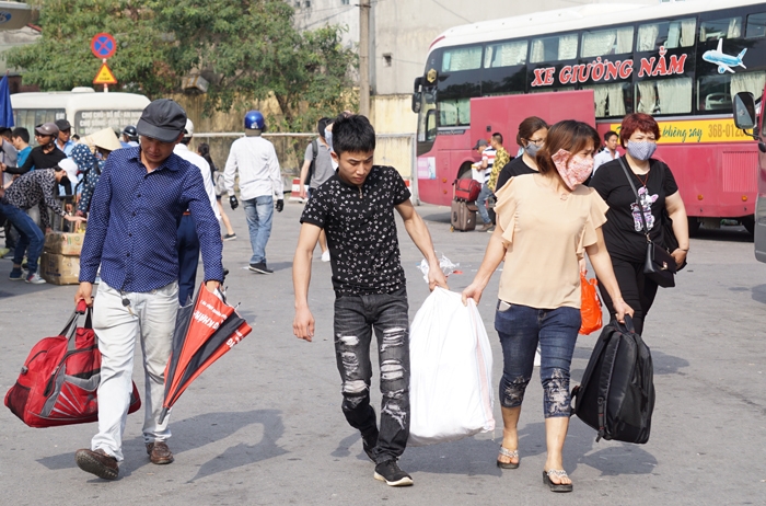 khon kho vi ben xe o ha noi nong ham hap ngay cuoi nghi le