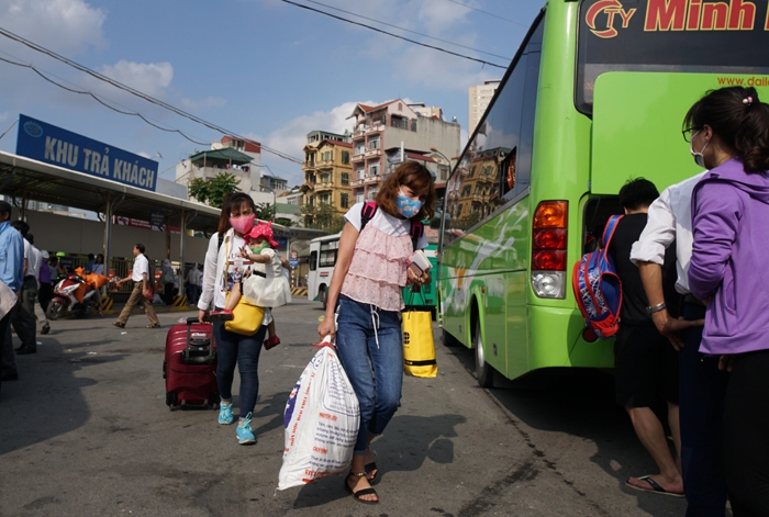 khon kho vi ben xe o ha noi nong ham hap ngay cuoi nghi le