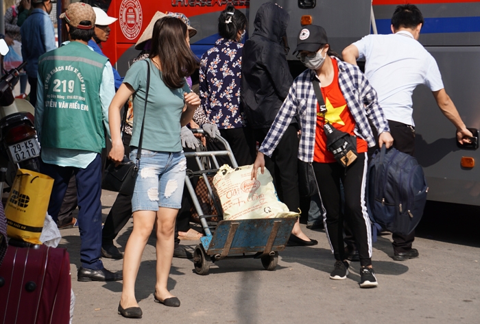 khon kho vi ben xe o ha noi nong ham hap ngay cuoi nghi le