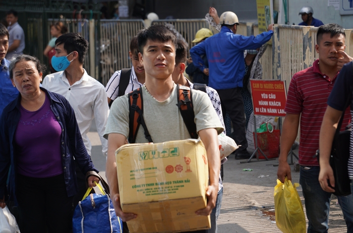 khon kho vi ben xe o ha noi nong ham hap ngay cuoi nghi le