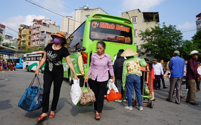 khon kho vi ben xe o ha noi nong ham hap ngay cuoi nghi le