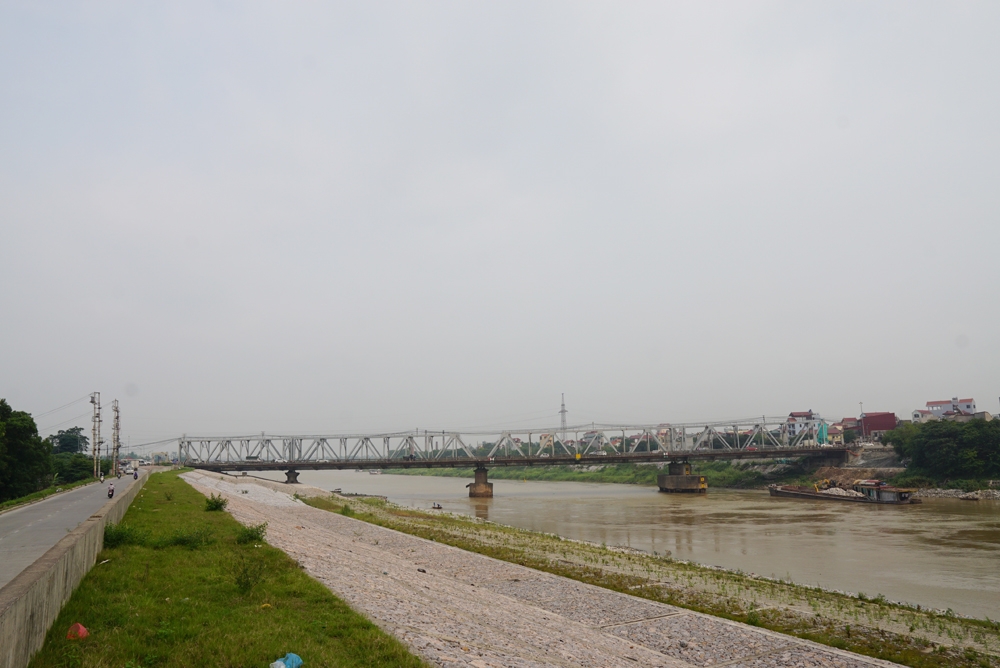cau duong dang sua chua nha dan ven song nut rong them