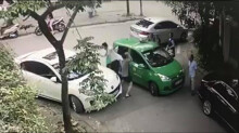Bị ném mắm tôm oan sau vụ tài xế Mercedes đánh taxi Mai Linh