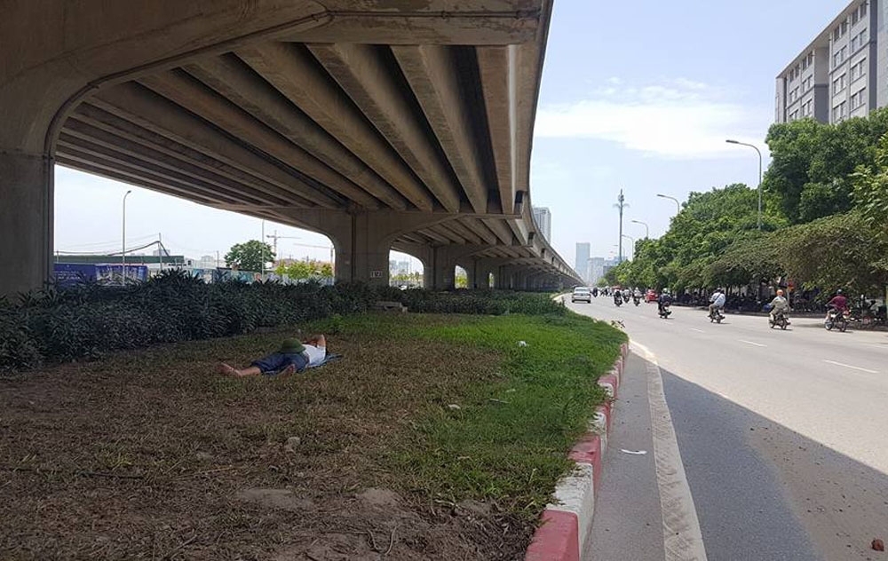 ha noi nguoi dan nam la liet duoi gam duong vanh dai 3 tron nong