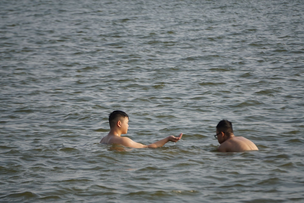 nang nong nguoi ha noi va thu cung do xo tam ho tay giai nhiet