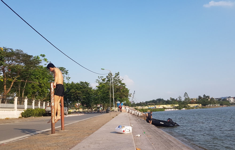 nang nong nguoi ha noi va thu cung do xo tam ho tay giai nhiet