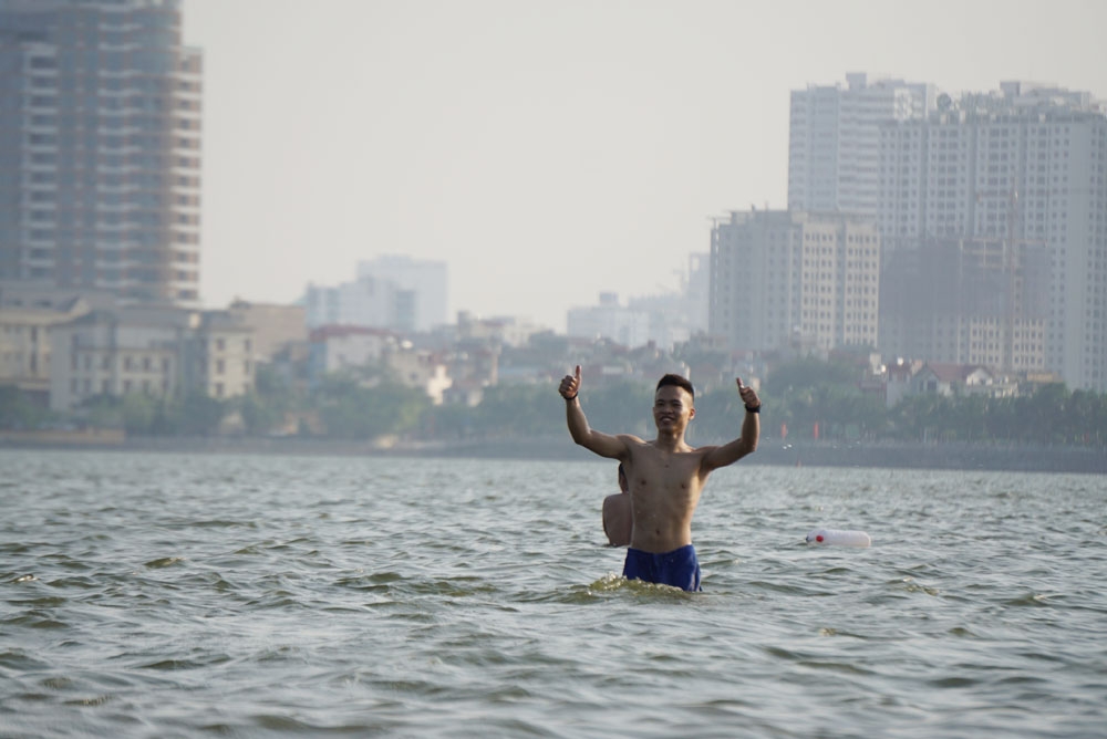 nang nong nguoi ha noi va thu cung do xo tam ho tay giai nhiet
