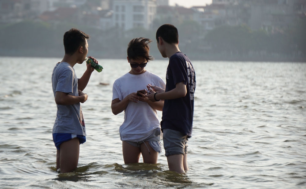 nang nong nguoi ha noi va thu cung do xo tam ho tay giai nhiet