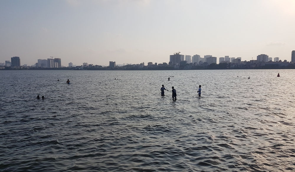 nang nong nguoi ha noi va thu cung do xo tam ho tay giai nhiet