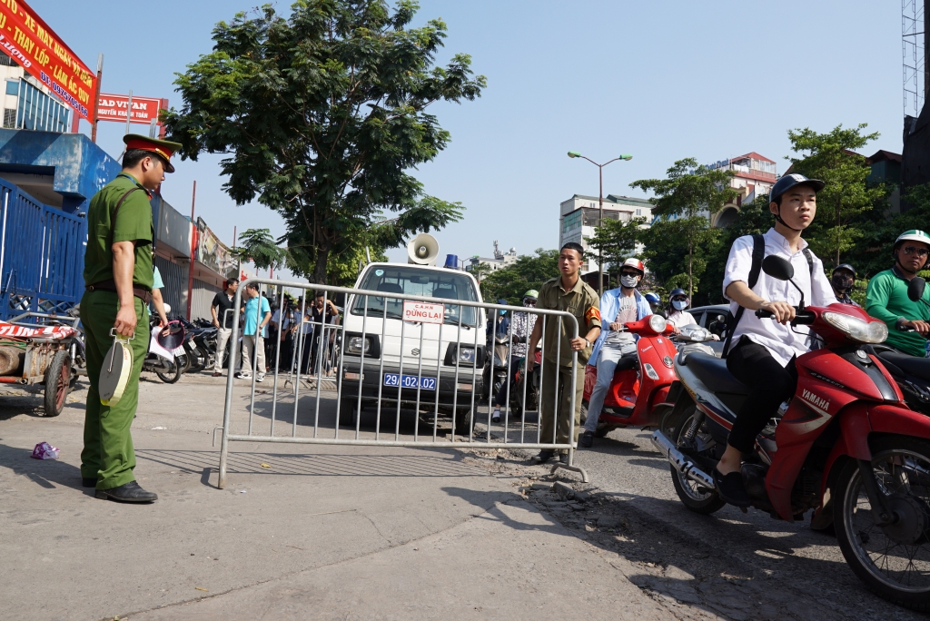 ha noi pha do cong trinh xe thit 14000 m2 dat cong hoa nghia do
