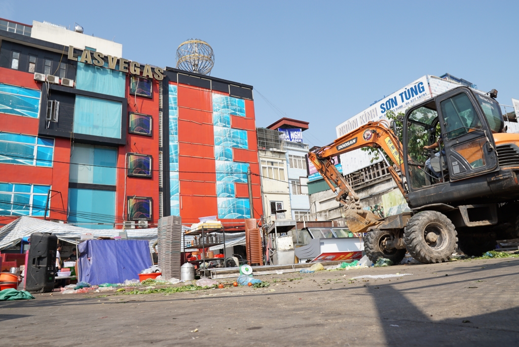 ha noi pha do cong trinh xe thit 14000 m2 dat cong hoa nghia do