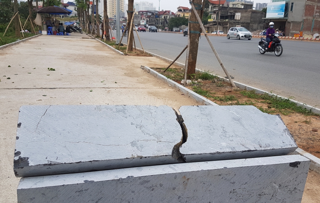 ha noi da tu nhien chua lat via he da vo