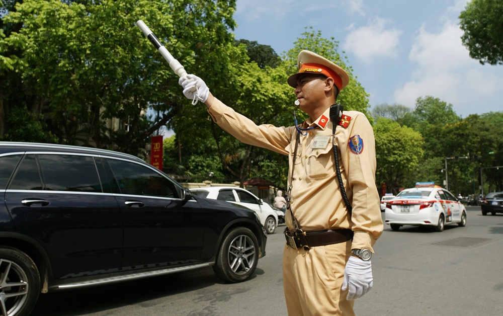chum anh csgt phoi minh trong nang nong hon 40 do dieu tiet giao thong