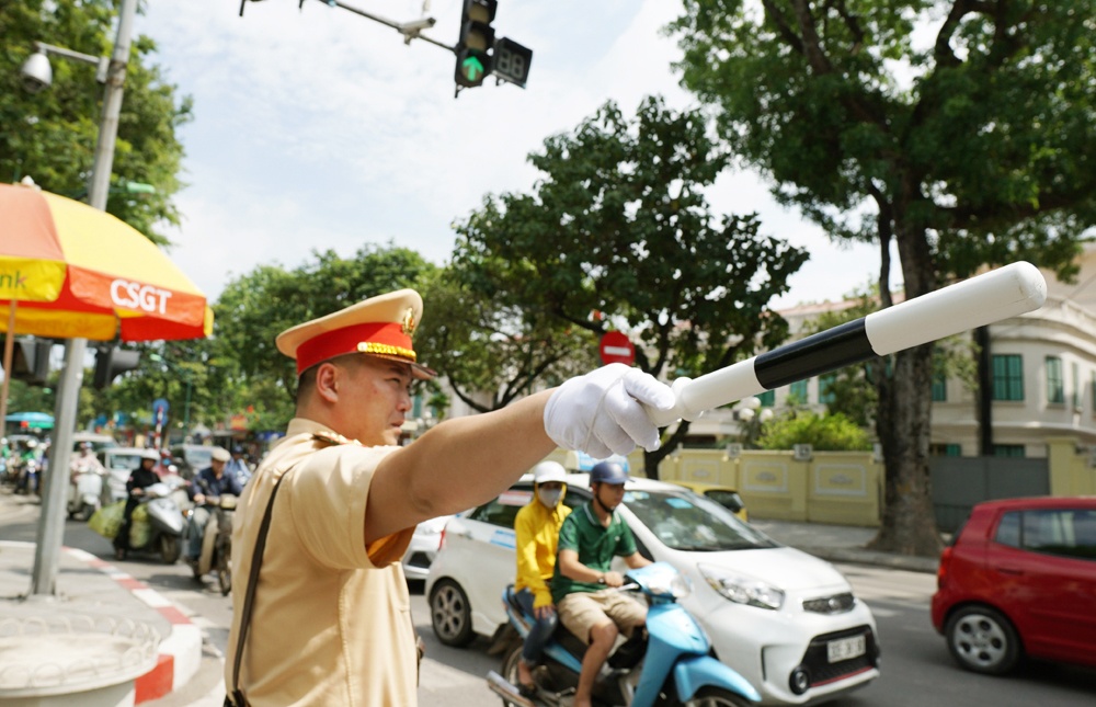 chum anh csgt phoi minh trong nang nong hon 40 do dieu tiet giao thong