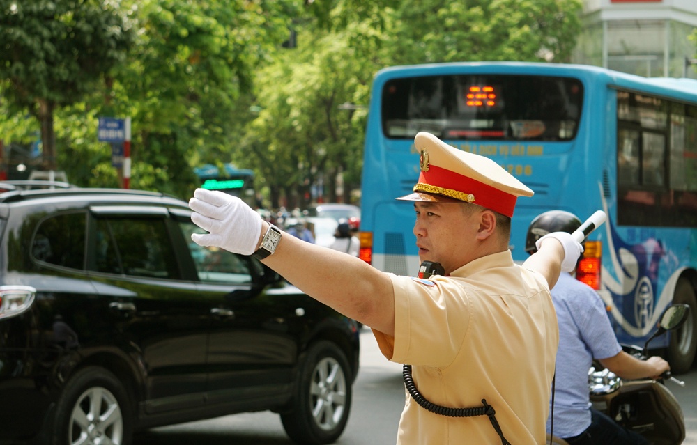 chum anh csgt phoi minh trong nang nong hon 40 do dieu tiet giao thong