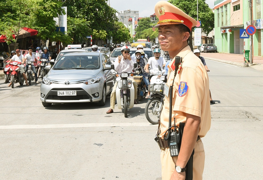 chum anh csgt phoi minh trong nang nong hon 40 do dieu tiet giao thong