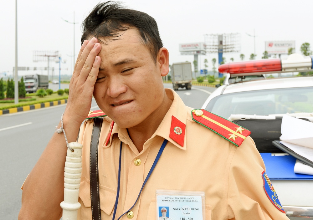 chum anh csgt phoi minh trong nang nong hon 40 do dieu tiet giao thong