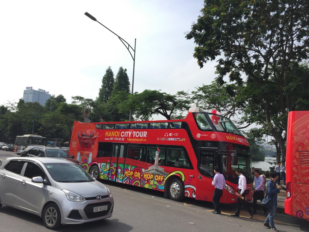 Buýt mui trần Hà Nội lăn bánh: Transerco khuyến cáo khách ngồi tầng 2 không đứng buyt mui tran ha noi lan banh transerco khuyen cao khach ngoi tang 2 khong dung