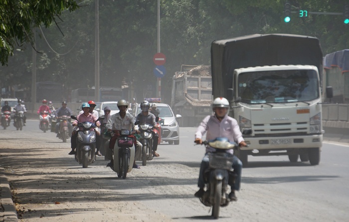 ha noi duong pham van dong mo mit vi bao bui