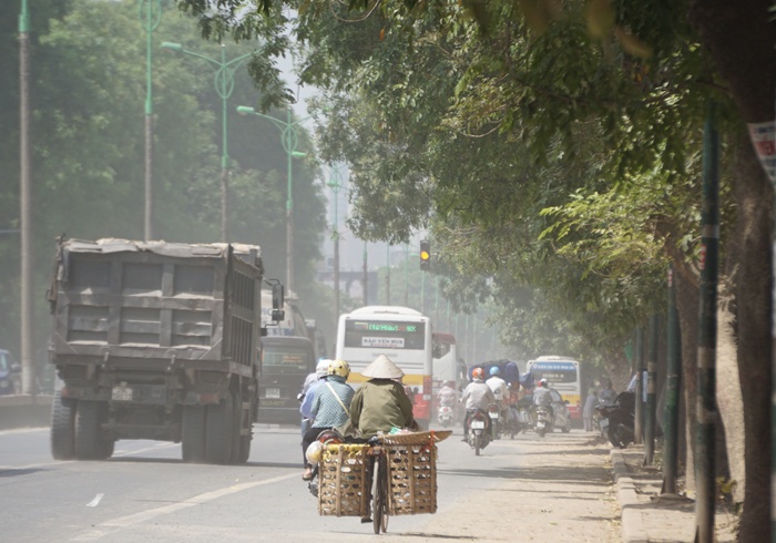 ha noi duong pham van dong mo mit vi bao bui