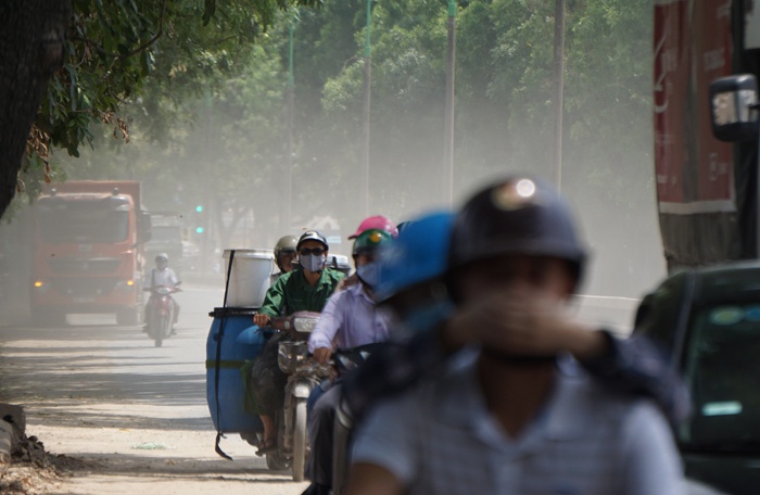 ha noi duong pham van dong mo mit vi bao bui