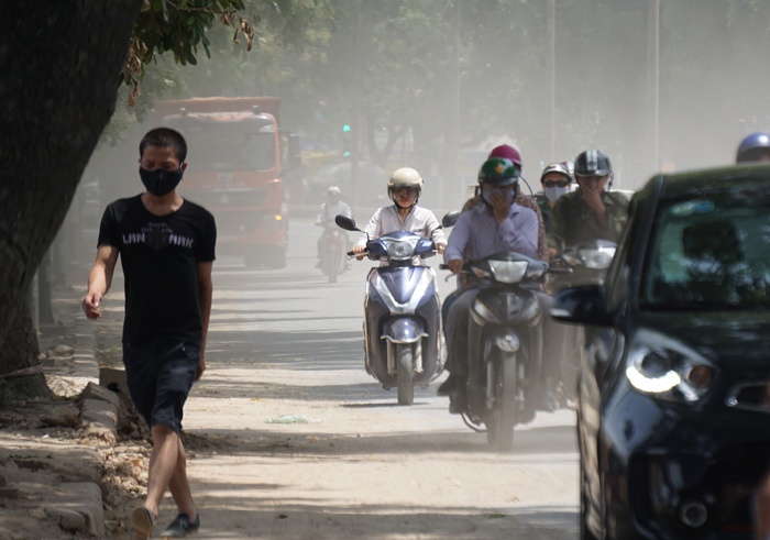 ha noi duong pham van dong mo mit vi bao bui