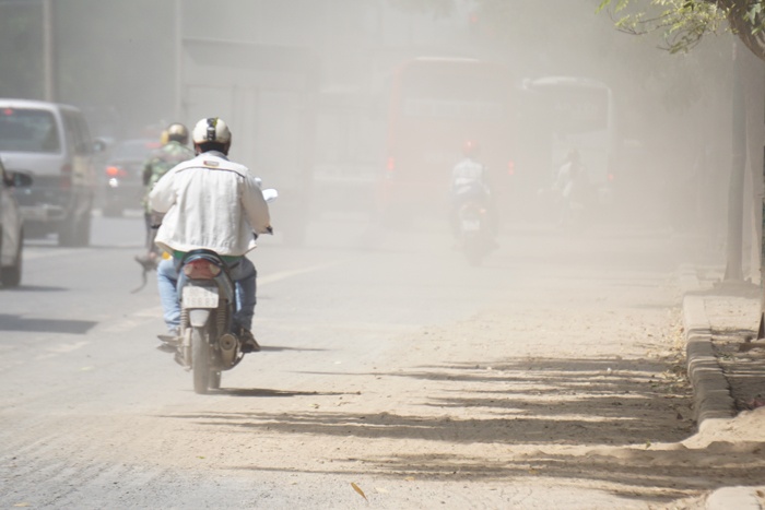 ha noi duong pham van dong mo mit vi bao bui