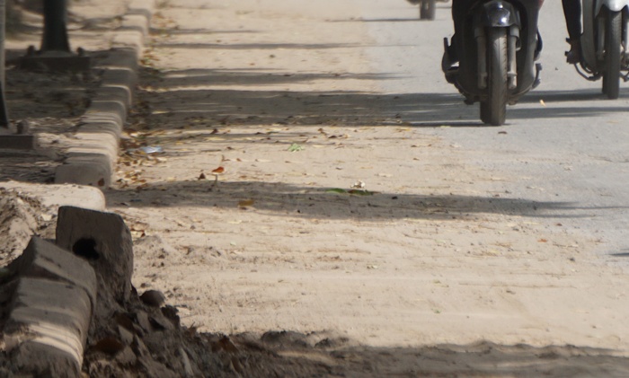 ha noi duong pham van dong mo mit vi bao bui