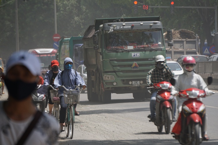 ha noi duong pham van dong mo mit vi bao bui